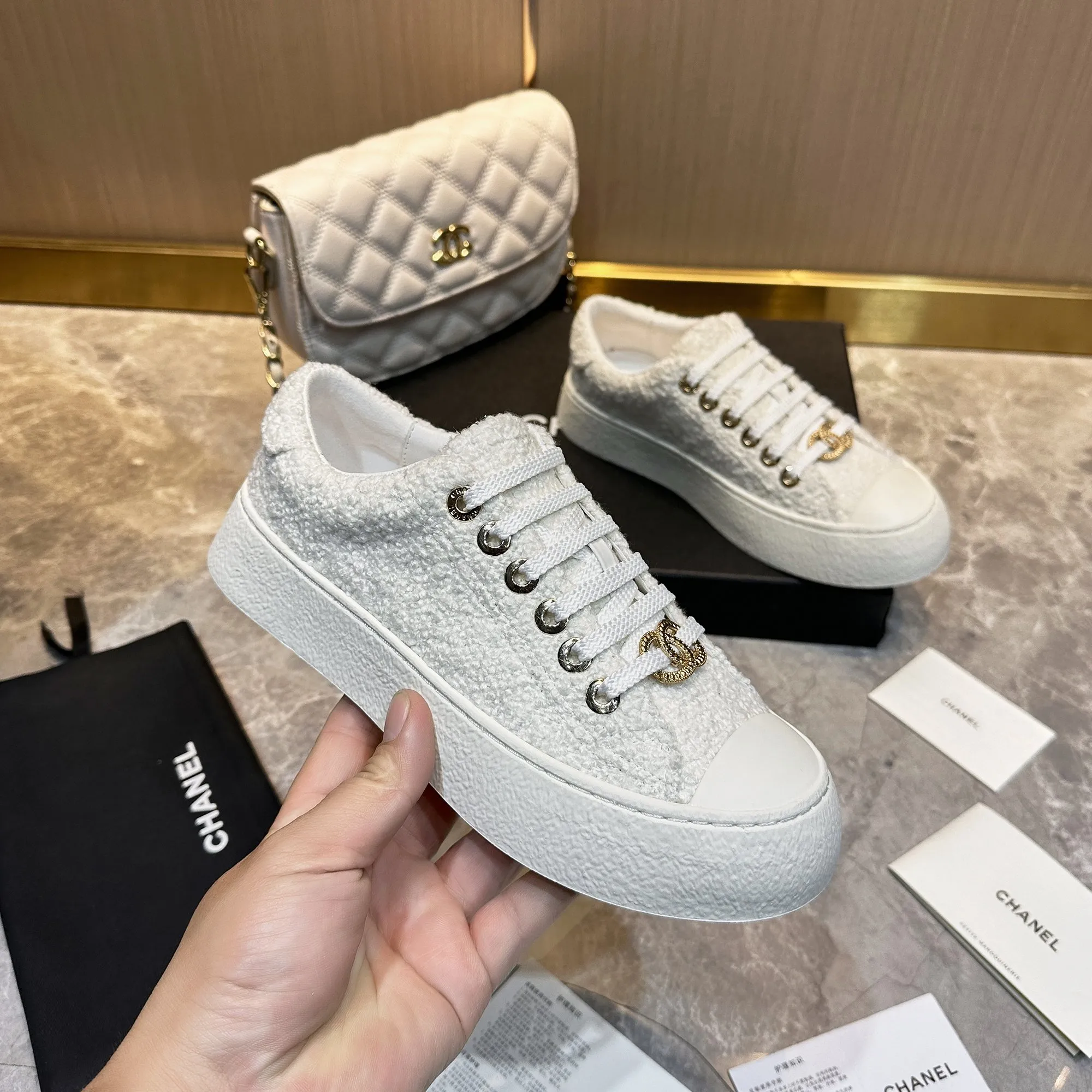 👟👟Ex-factory price 440👟👟 Chanel Chanel - 2024 counter top casual sports shoes This classic design; the upper is electro-embroidered with a variety of craftsmanship; the outsole is fashionable and sporty; it is extraordinary and incorporates a variety of color matching elements... The diversified mix and match is very good-looking and versatile, casual, fashionable, sports and outdoor can be taken into account... ꫛꫀꪝ Go➫ Material: ❶Upper made of: Original imported cowhide ❷Inside made of: original imported breathable sheepskin ❸Outsole based on: original TPU outsole Full set of boutique packaging for women 35–41